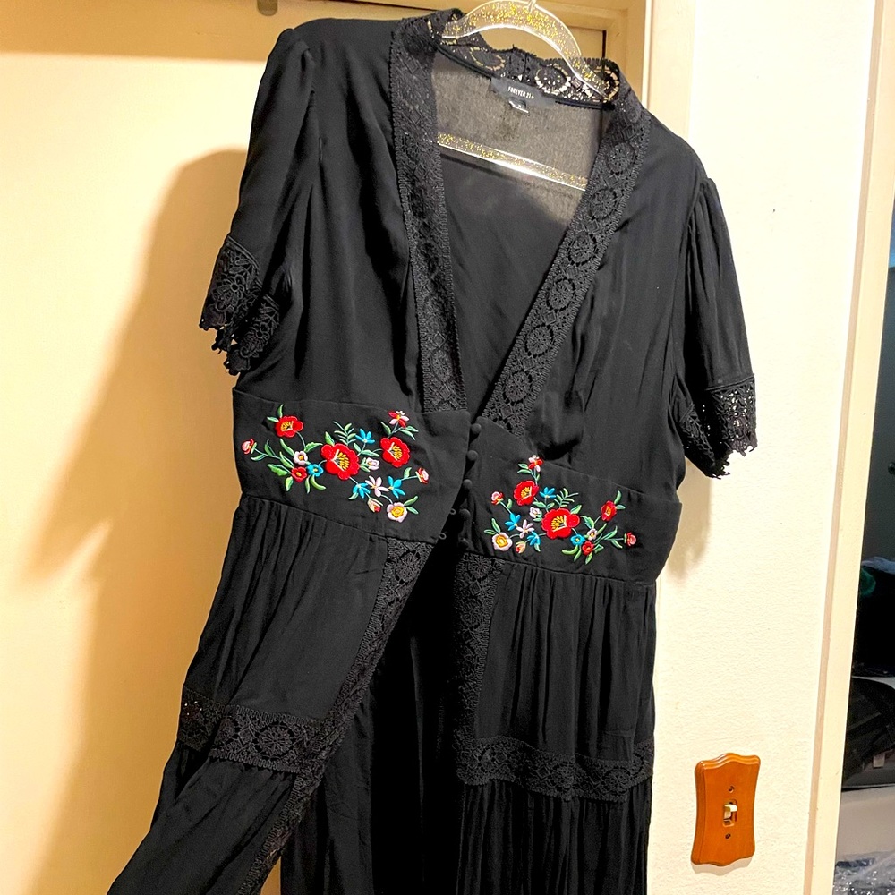 Forever 21 maxi kimono or can be buttoned to wear as a maxi top. Worn once only